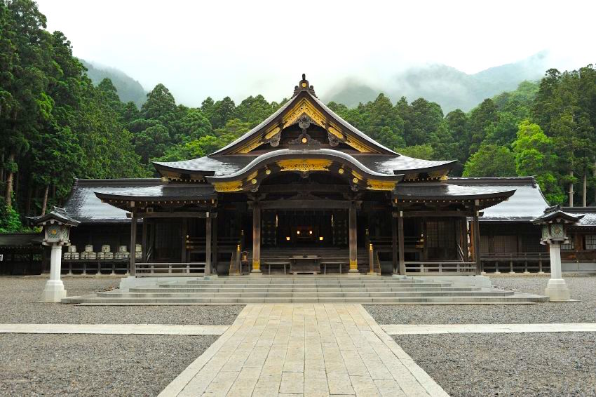 弥彦山を背に大きな屋根を広げる弥彦神社拝殿